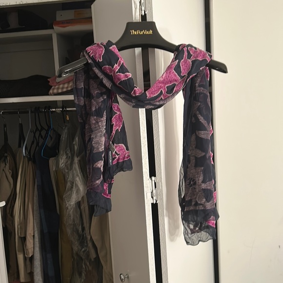 Beautiful made in Italy silk scarf - Picture 1 of 3